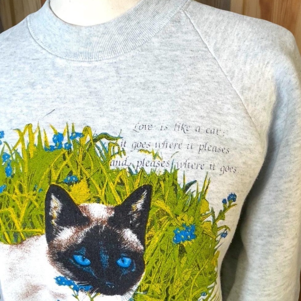 Vintage "Love Is Like A Cat" Siamese Cat Light Gray Crewneck Sweatshirt “88” - Picture 3 of 7